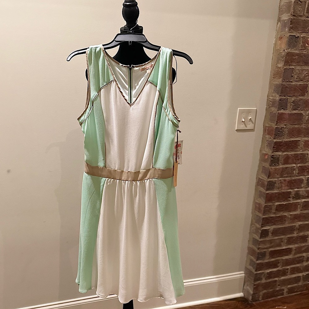 Gibson Latimer V-neck sleeveless dress